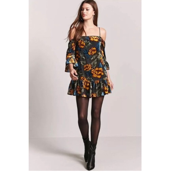 Forever 21 Dresses & Skirts - Forever 21 Open Shoulder Velvet dress